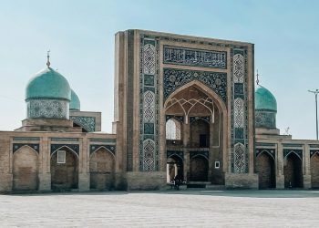 Интиқоди Аҳмади Дониш аз шеваи аблаҳонаи амири Бухоро