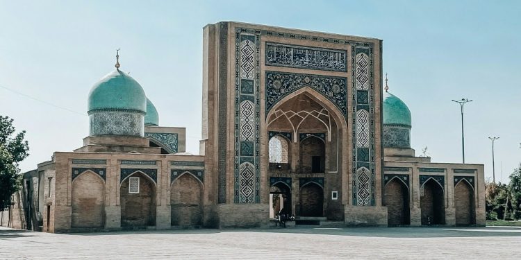 Интиқоди Аҳмади Дониш аз шеваи аблаҳонаи амири Бухоро