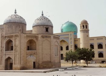 Таҷаллӣ гар расад бар кӯйи ҳастӣ