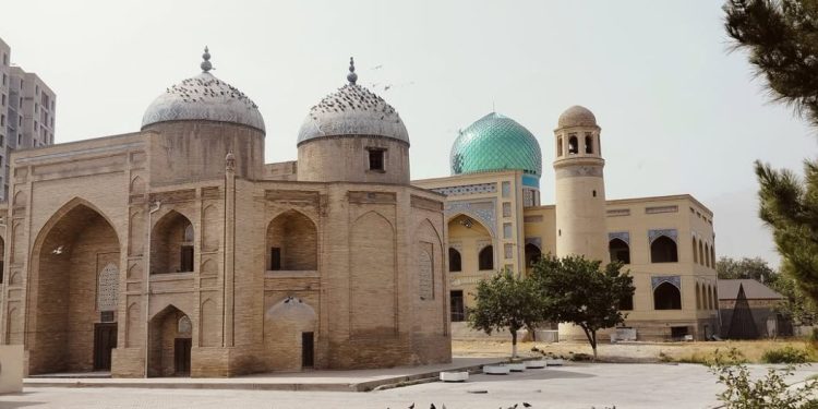 Таҷаллӣ гар расад бар кӯйи ҳастӣ