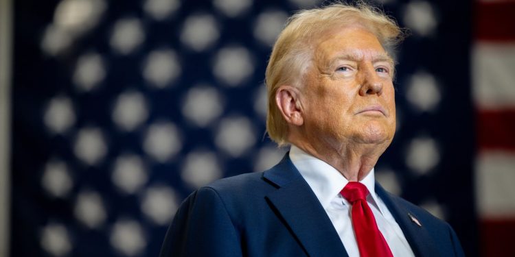 Демократҳо: Тромп Амрикоро ба сӯи ҷанги ноком мебарад