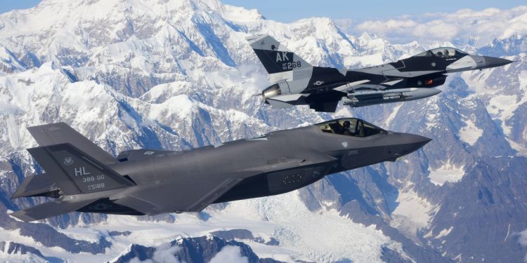 Эрон ҳавопаймои ҷангии амрикоии F-35, F-18, F-16 ва F-15-ро дар осмон шикор кард