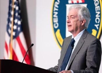 Раиси собиқи CIA: Дар мавриди Эрон лозим набуд чоҳро барои худамон ин қадар амиқ биканем