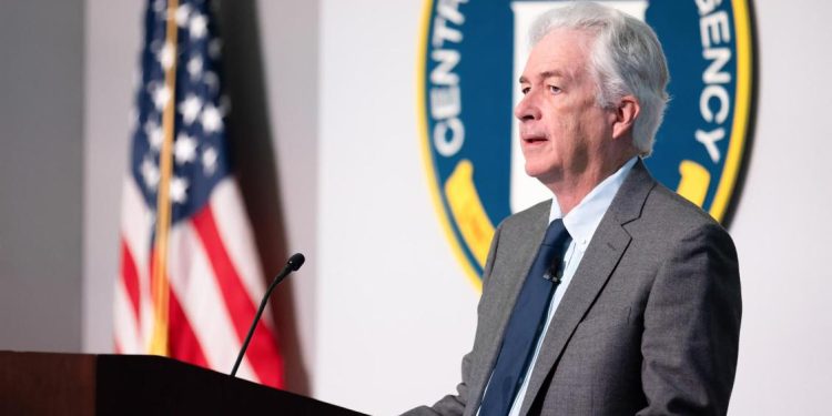 Раиси собиқи CIA: Дар мавриди Эрон лозим набуд чоҳро барои худамон ин қадар амиқ биканем